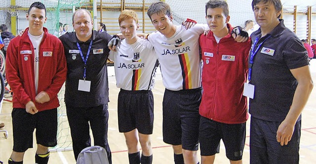 Die deutsche Junioren-Radball-Equipe (...r und Bundestrainer Michael Lomuscio.   | Foto: wALTER HUBER