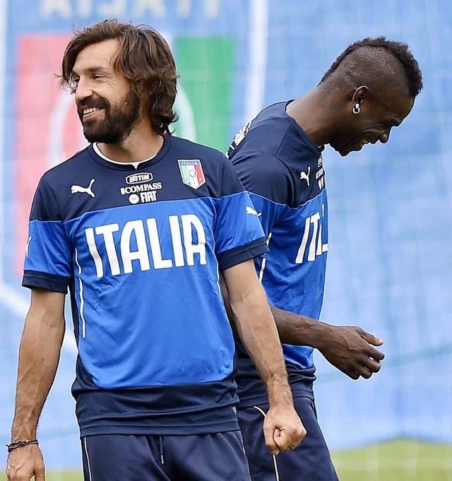 Ein seltener Anblick:  der  lachende A...(links), zusammen mit Mario Balotelli   | Foto:  DPA