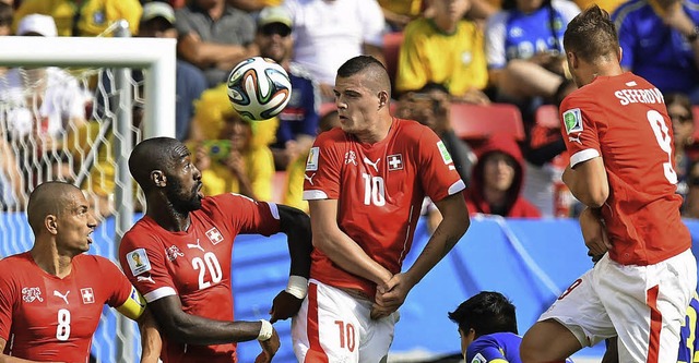 Multikulti unter dem  Schweizerkreuz: ...ic (von links) im Spiel gegen Ecuador   | Foto:     AFP