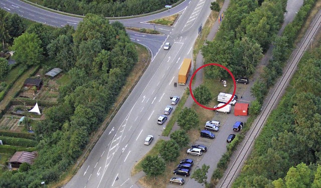 Der Tatort (roter Kreis)  zwischen den...r Auffahrt zur Neuenburger Rheinbrcke  | Foto: Polizei