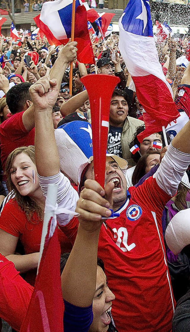 Ein ganzes Land hofft auf den groen C...lenische Fans beim Feiern in Santiago   | Foto: afp