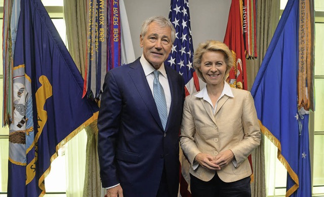Verteidigungsministerin Ursula von der...ton mit ihrem US-Kollegen Chuck Hagel   | Foto: dpa
