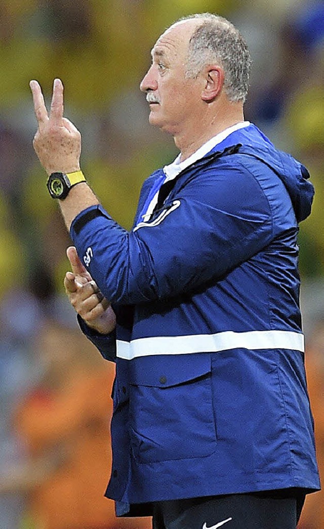 Trotz Hitze in der Jacke: Brasiliens C...ri und sein   Glcksbringer aus Stoff   | Foto: afp