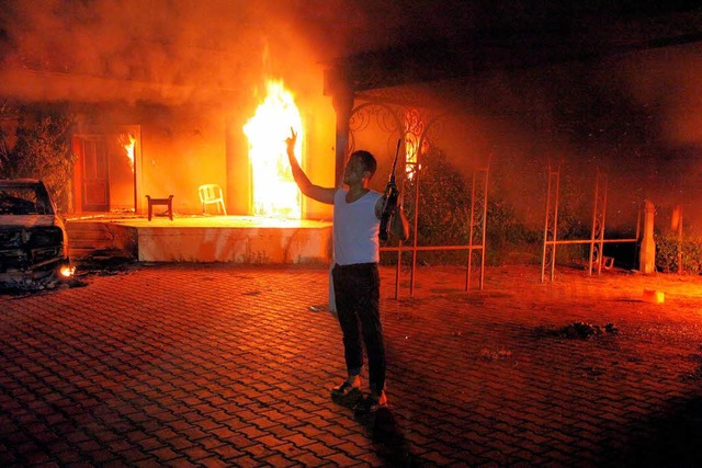 Brennende Botschaft in Bengasi 2012  | Foto: DPA