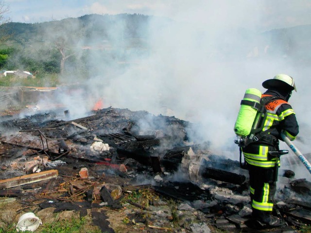 Nur noch rauchende Trmmer hat das Feu...r hlzernen Gartenhtte briggelassen.  | Foto: Wolfgang Schreiber