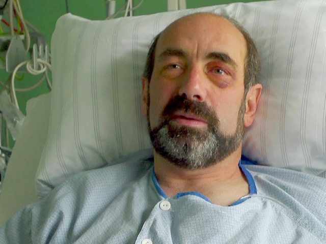 Ein Screenshot aus einem Video, das am...hann Westhauser in seinem Krankenbett.  | Foto: dpa