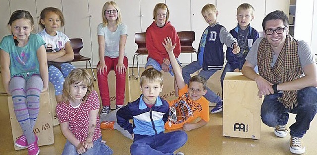 Patrick Huber mit einem Cajon und seinen Schlern.   | Foto: privat