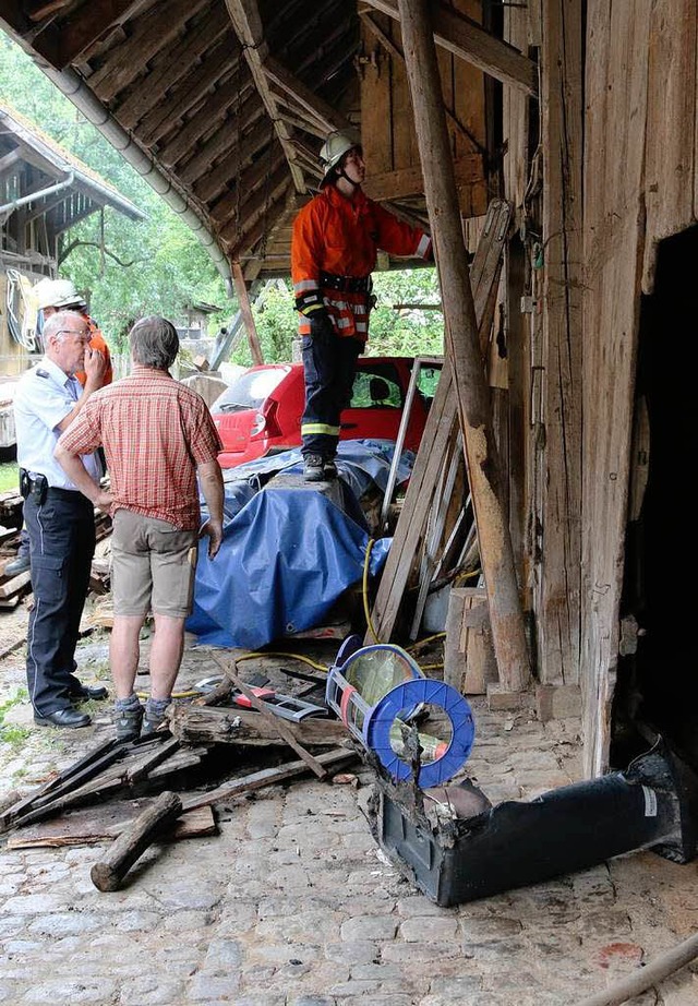 Schnell hatte die Feuerwehr einen Bran... in einer Scheune auszubreiten drohte.  | Foto: Hans-Jrgen Hege