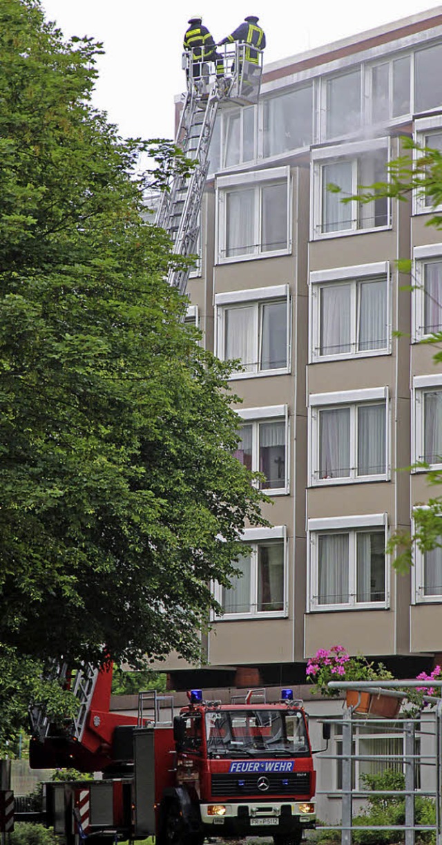 Die Feuerwehr bte am Seniorenzentrum St. Raphael.   | Foto: Korinth