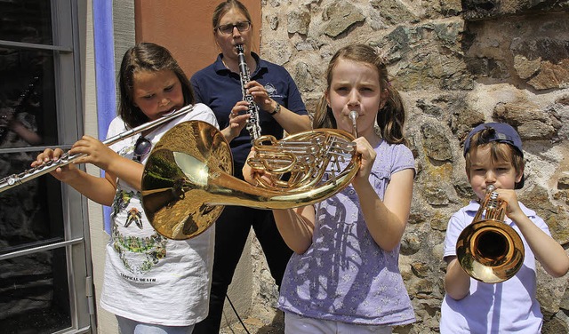 Emilia Platten, Sidonie und Leander Ha...wie ein Musikinstrument funktioniert.   | Foto: Andreas Peikert