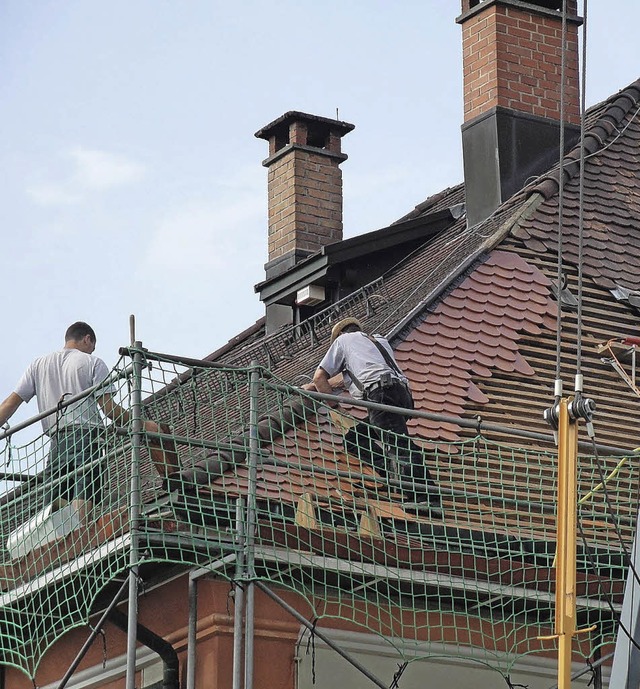 Nord- und Westseite des Daches werden neu gedeckt.   | Foto: Bader
