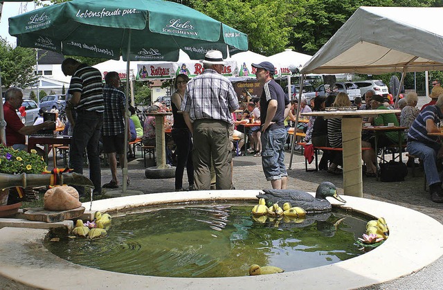 Am Brunnen und fr die Brunnen findet ...t, auch diesmal wurde es gern besucht.  | Foto: Reinhard cremer