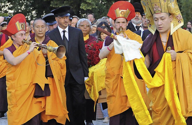 Der 17. Karmapa Trinley Thaye Dorje (r...hrte den Trauerzug durch Renchen an.   | Foto: Wolfgang Lhnig