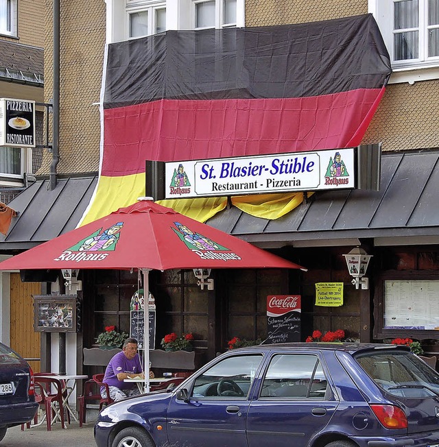 Ob durch die grte Deutschlandflagge ...uball-Weltmeisterschaft gegenwrtig.   | Foto: Claudia Renk