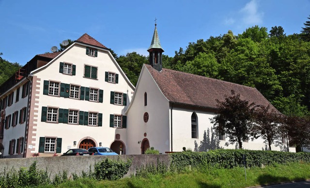 Das ehemalige Konventgebude nutzt das St. Josefshaus, rechts die Kirche.  | Foto: Sarah Nltner
