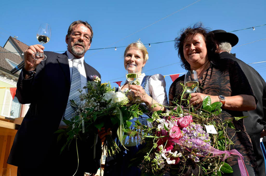 von links: Brgermeister Martin Obert, Weinprinzessin Larissa Zentner und Organisatorin Elvira Kiss