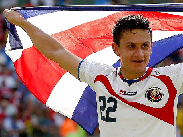 Jose Cubero feiert mit Costa Ricas Flagge  | Foto: dpa