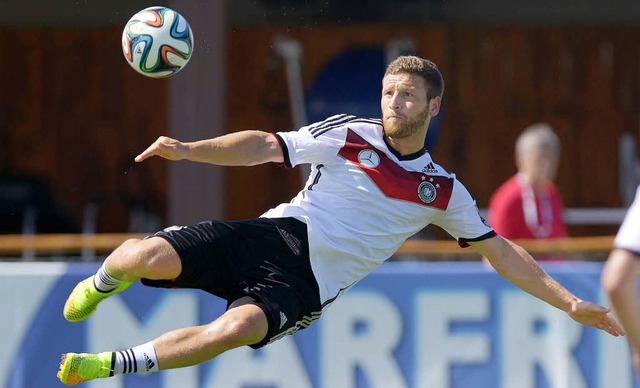 Akrobatisch: Shkodran Mustafi   | Foto: dpa