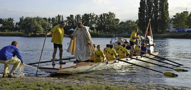 Die Ankunft des Reliquienschreins vor ...Freitagabend in Breisach nachgestellt.  | Foto: felix held