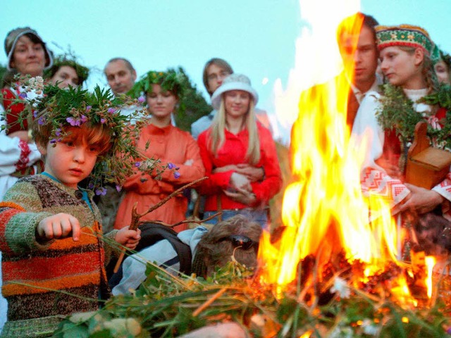 Bei loderndem Feuer und in traditionel... man in Litauen die Sommersonnenwende.  | Foto: AFP