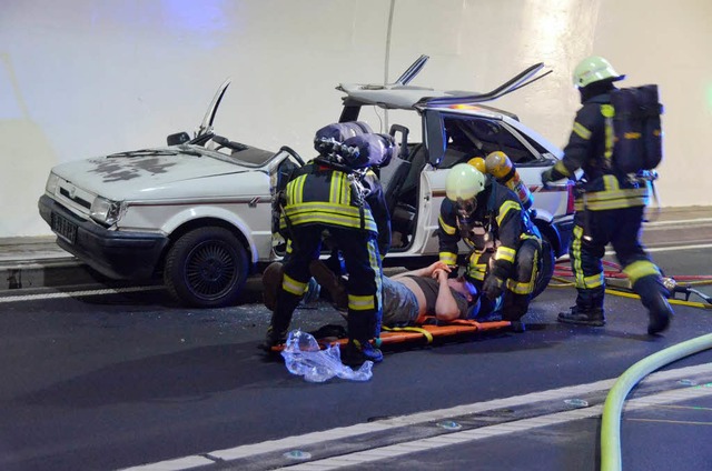 Nach Abschneiden des  Autodachs kann der Verletzte geborgen werden.  | Foto: Sylvia Timm