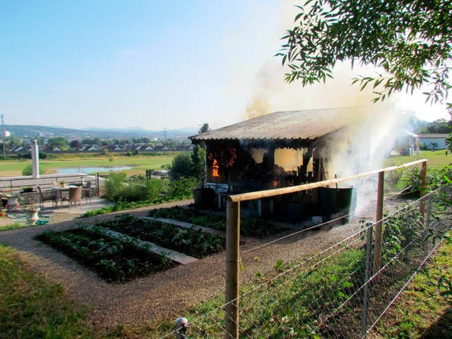 Ein Gartenhaus nahe der Autobahn A3 brannte komplett aus.  | Foto: ZVG Polizei