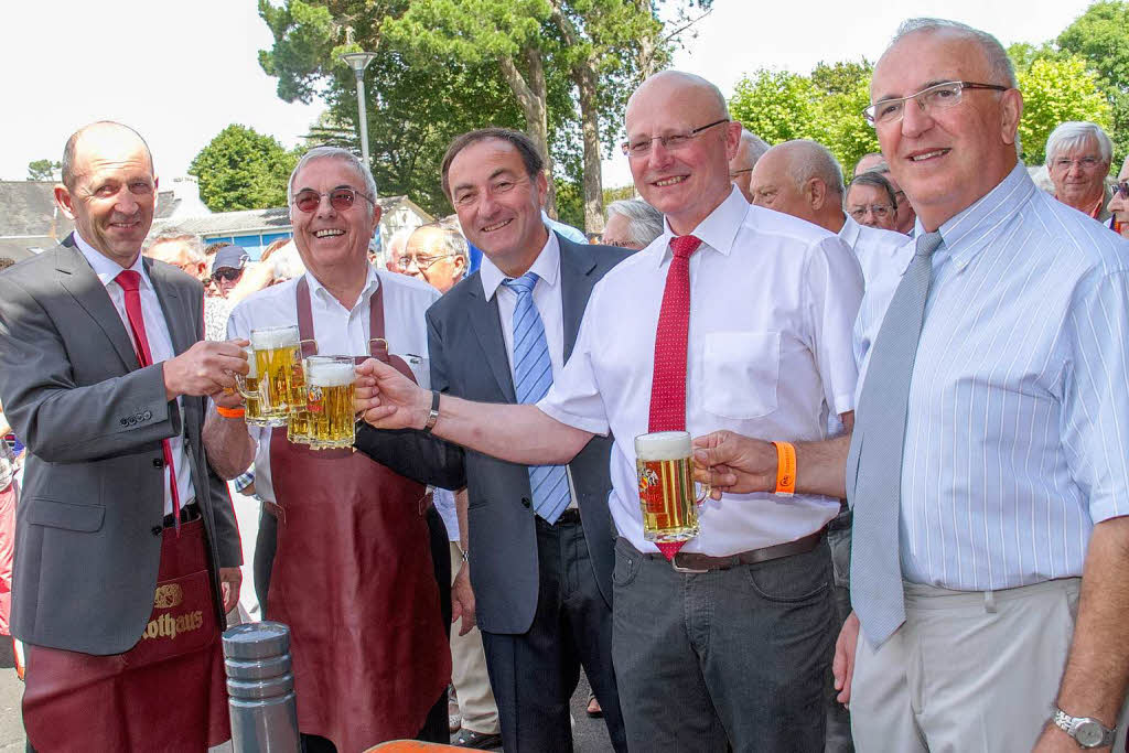 Nach dem Fassanstsich (von links): Brgermeister Christian Behringer, Jacques Beaufils, Jean Michel Pavec, Guido Strittmatter und Henri Stephan