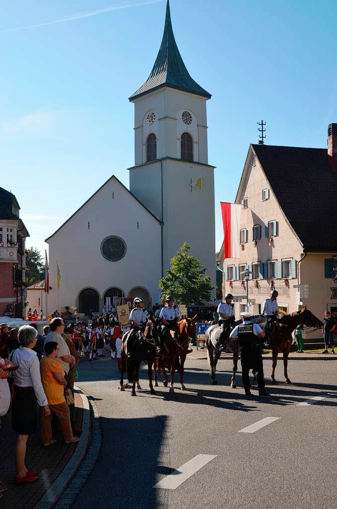 80 Jahre Eulogi Ritt in Lenzkirch. Ein Quartett der Reiterstaffel der Polizei fhrt die Reiterprozession an.