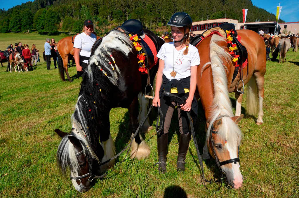 Ann-Katrin ritter aus dem Jostal und ihre Pferde im WM-Look.