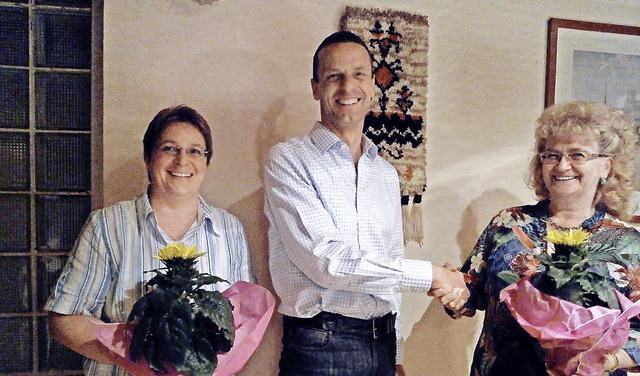 Vorstandssprecher Arnulf Allert gratul...und Petra Ledwig zu ihrer Wiederwahl.   | Foto:  Verein