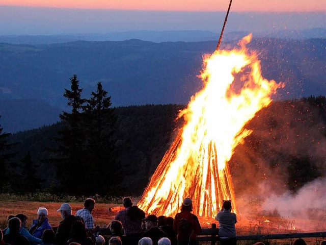 Vor dem schnen Panorama loderte auf dem Kandel das Sommersonnenwendfeuer.  | Foto: Stefanie Sigmund