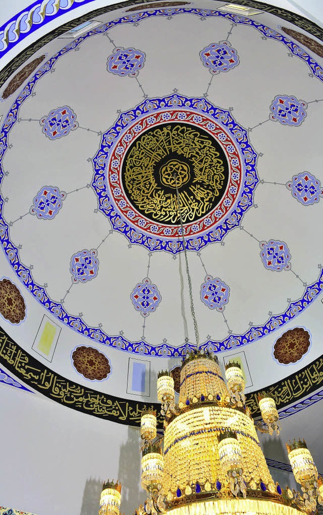 Die neue bemalte Kuppel der Moschee  w... mit religisen Symbolen ausgestaltet.  | Foto: Erggelet