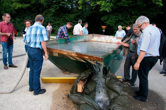 Das Wasser aus dem Bohrloch ist rund 2...enstag wurde es in die Mulde geleitet.  | Foto: vzu