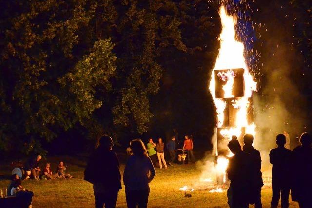 Funken und Flammen zur Sommersonnenwende