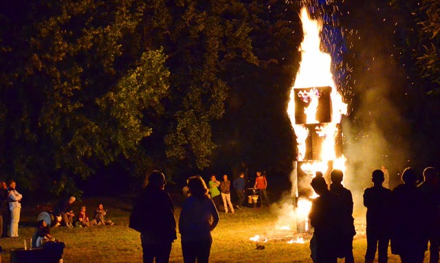 Der Tulpenturm des Knstlers Max Meinrad Geiger loderte  zur Sonnenwende.   | Foto: Britta Wieschenkmper