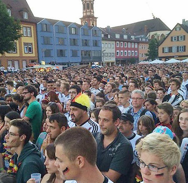 Gebannt schauen die Fans in Offenburg ...en Fans nur zweimal Grund zum Jubeln.   | Foto: Fotos: ACS