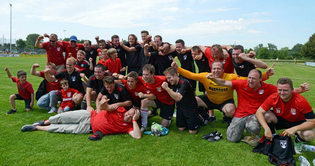 Jubel, Trubel: Dem FSV Ebringen (schwarze Trikots) gengte ein 0:0 gegen Gundelfingen/Wildtal zum Aufstieg in die Bezirksliga.