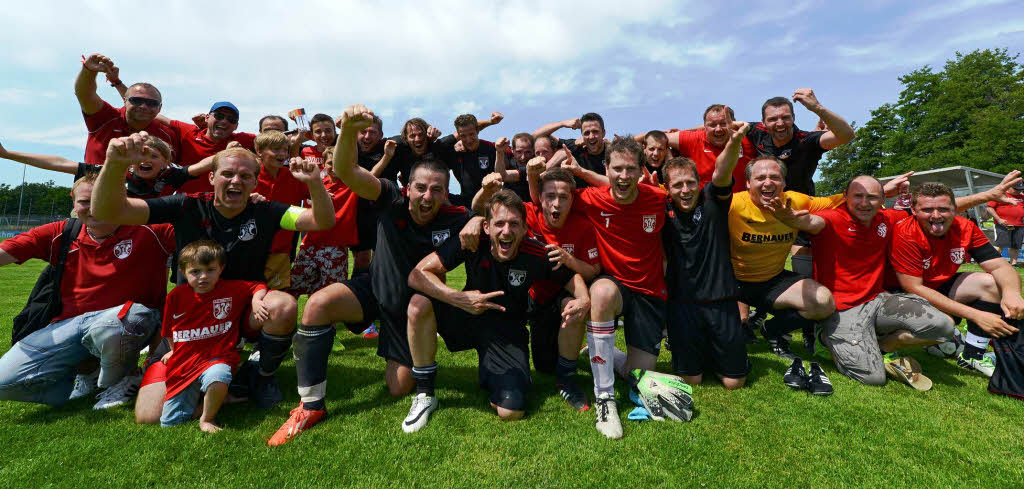 Jubel, Trubel: Dem FSV Ebringen (schwarze Trikots) gengte ein 0:0 gegen Gundelfingen/Wildtal zum Aufstieg in die Bezirksliga.