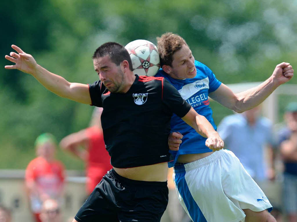 Jubel, Trubel: Dem FSV Ebringen (schwarze Trikots) gengte ein 0:0 gegen Gundelfingen/Wildtal zum Aufstieg in die Bezirksliga.