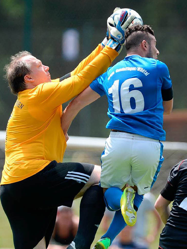 Jubel, Trubel: Dem FSV Ebringen (schwarze Trikots) gengte ein 0:0 gegen Gundelfingen/Wildtal zum Aufstieg in die Bezirksliga.