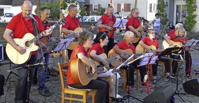 Gitarren im Gleichklang auf dem Rathausplatz   | Foto: frank leonhardt
