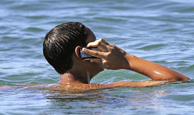 Ob  Strand, ob Pool: Wer  im Urlaub  telefoniert, kommt bald gnstiger weg.  | Foto: Fotolia.com/ Bacalao