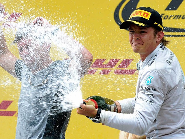 In Champagnerlaune: Nico Rosberg bei der Siegerehrung in Spielberg   | Foto: afp