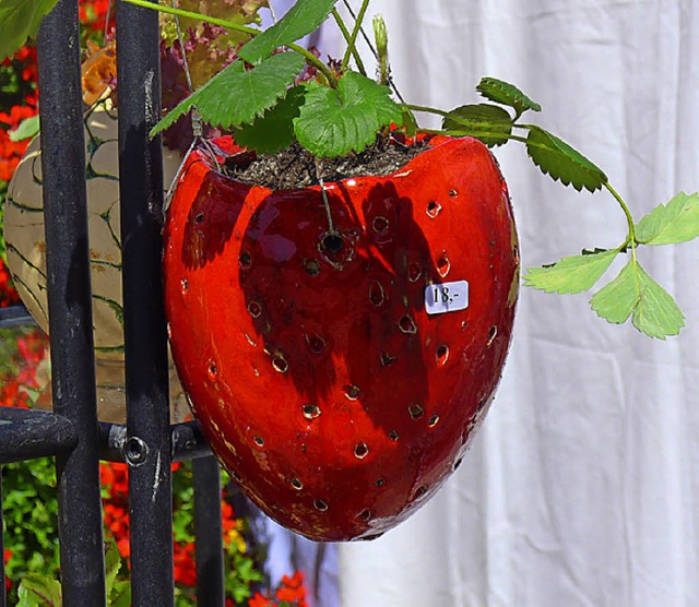 Sommerliche Souvenirs, wie diesen Erdb...mentopf aus Ton, gab es auf dem Markt.  | Foto: Claudia Marchlewski