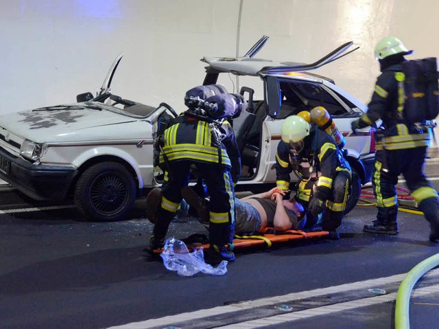 Schwerstarbeit: Endlich ist der Verletzte aus dem Auto befreit.   | Foto: Timm