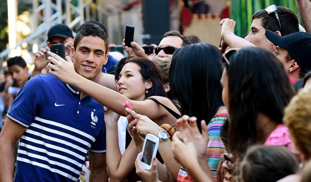 Verteidiger  Raphael Varane und Les Bleus stehen hoch in der Gunst der Fans.   | Foto:  AFP