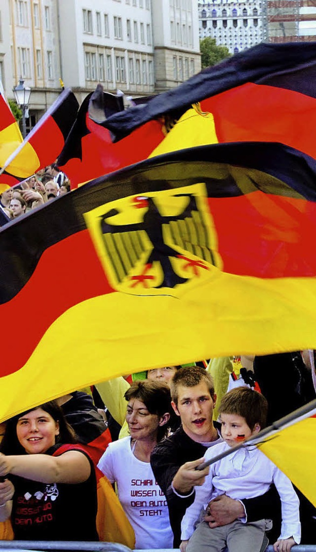 Der Adler prangt  auf der Fan-Fahne od...almannschaft taugt er offenbar nicht.   | Foto:  DPA