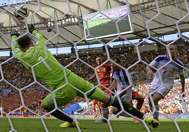 Divock Origi (verdeckt) berwindet den...  Igor Akinfeew  zum 1:0 fr Belgien.   | Foto: AFP