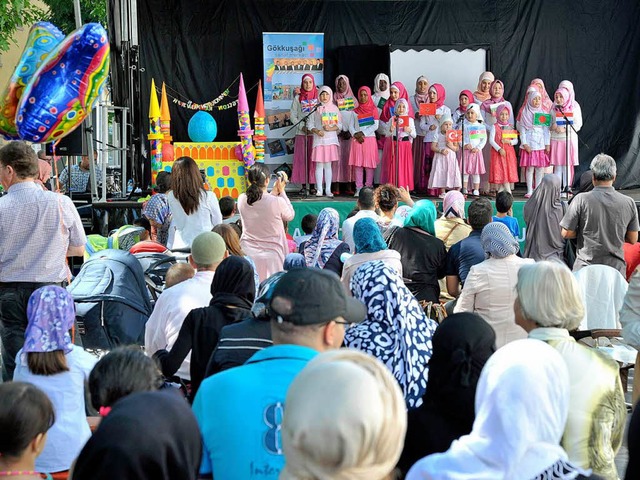 Bunt und multikulti: Kindervortrag beim Straenfest des Islamischen Zentrums.  | Foto: Michael Bambgerer