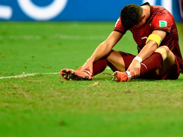 Am Boden: POrtugal und Ronaldo und ganz Portugal.  | Foto: AFP